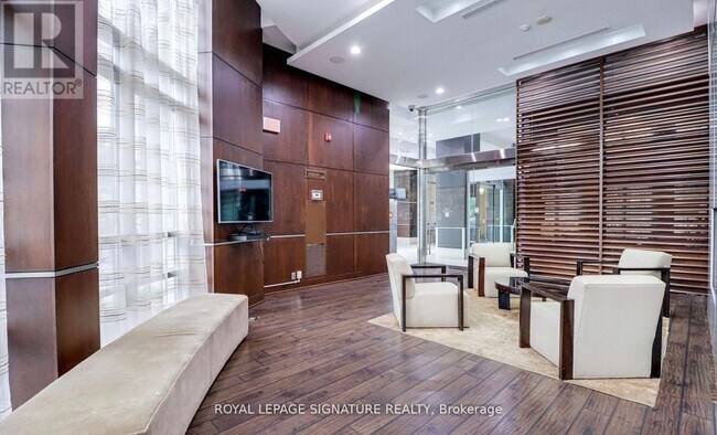 Photo du bâtiment - 330 Burnhamthorpe Rd W