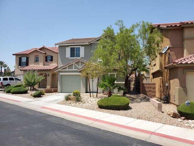 Foto del edificio - 4 Bed, 2 1/2 bath in Gated Community!!