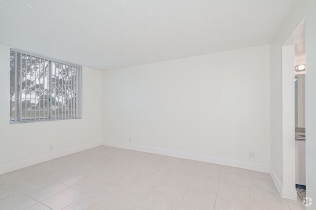 2BR, 2BA - 1,000SF - Hawaiian Palms