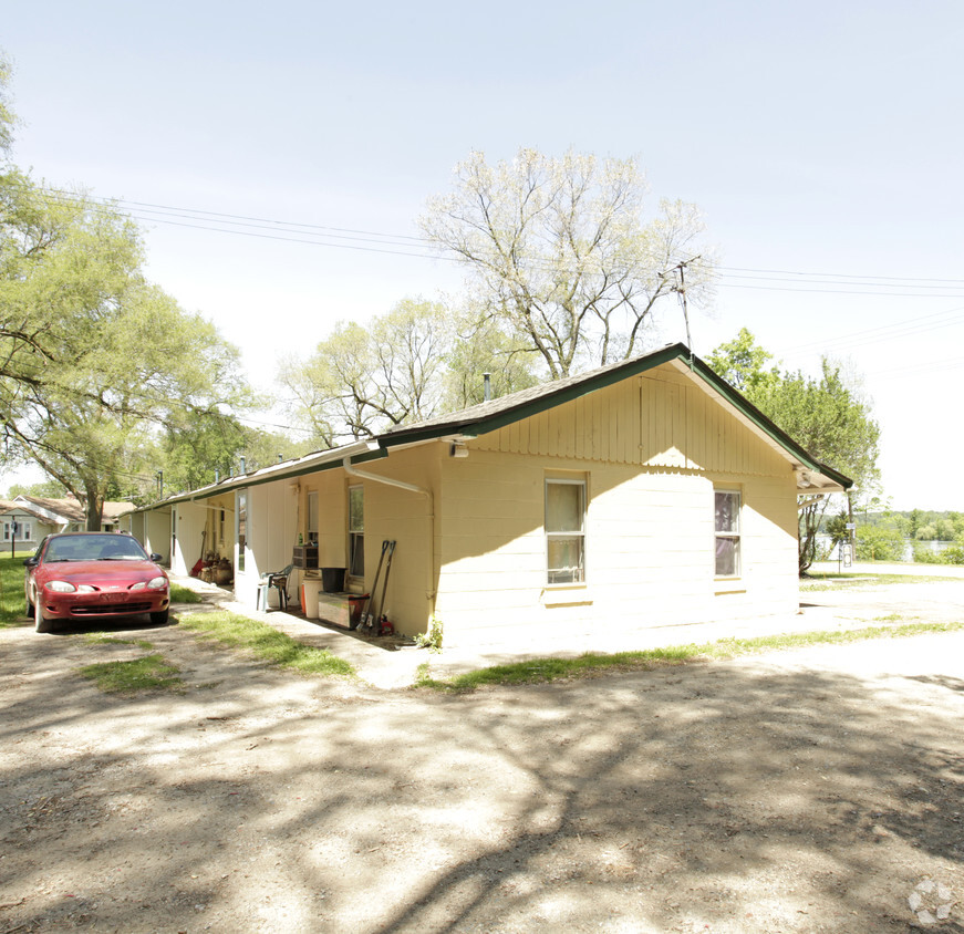 Building Photo - 8587 Pontiac Lake Rd