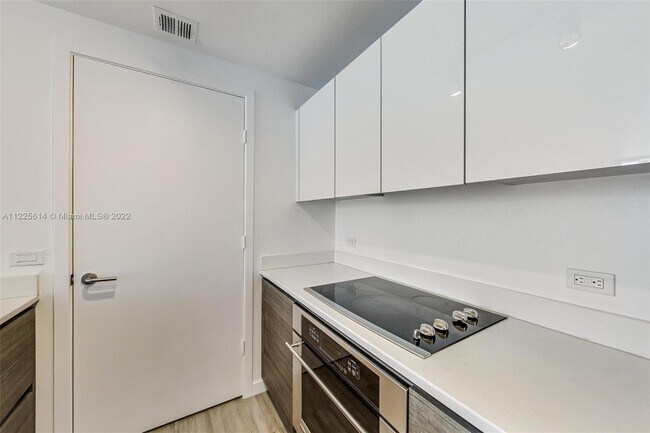 Building Photo - 1100 S Miami Ave