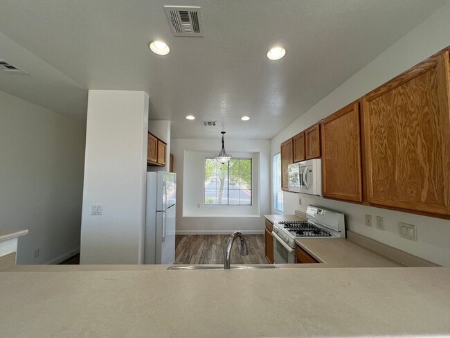 Building Photo - Great 3 bedroom 2.5 Townhouse with a 2 car...