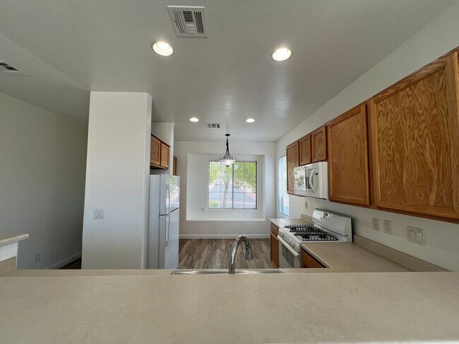 Foto del edificio - Great 3 bedroom 2.5 Townhouse with a 2 car...
