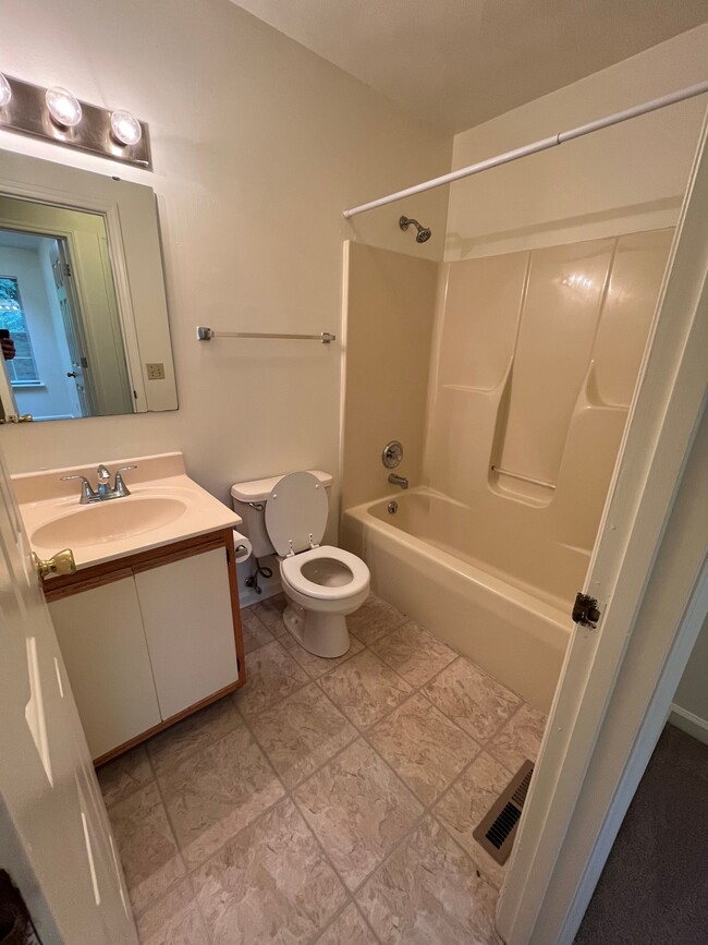 Baño principal - Rutherford Townhomes