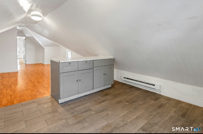 Building Photo - 18 Grandview Ave