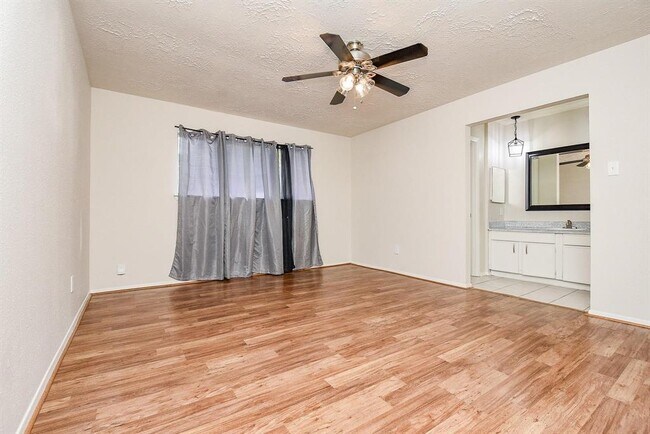 Foto del edificio - 4518 Rosegate Dr