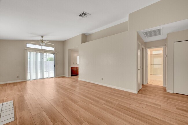 Foto del edificio - 2092 Crowley Way