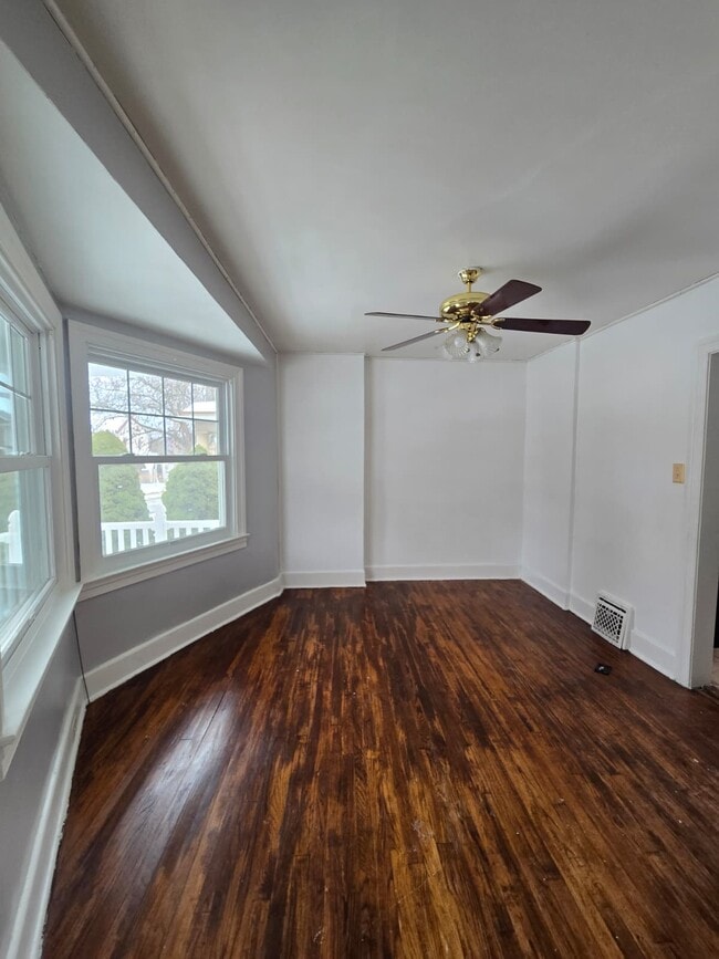 Building Photo - 2532 Glen Terrace