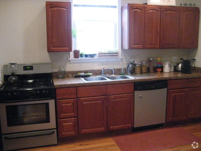 Building Photo - 2416 N Maplewood Ave