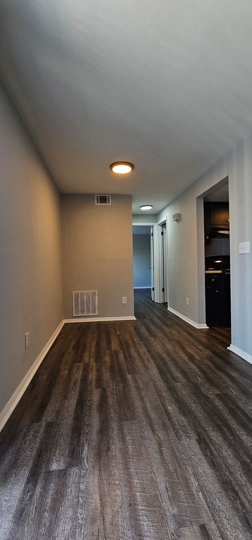 Building Photo - Spacious 1-Bedroom Apartment in Peaceful K...