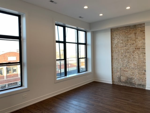 Building Photo - 1749 W Chicago Ave