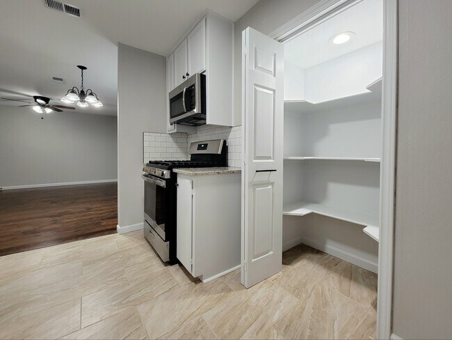 Foto del edificio - 4332 Houghton Ave