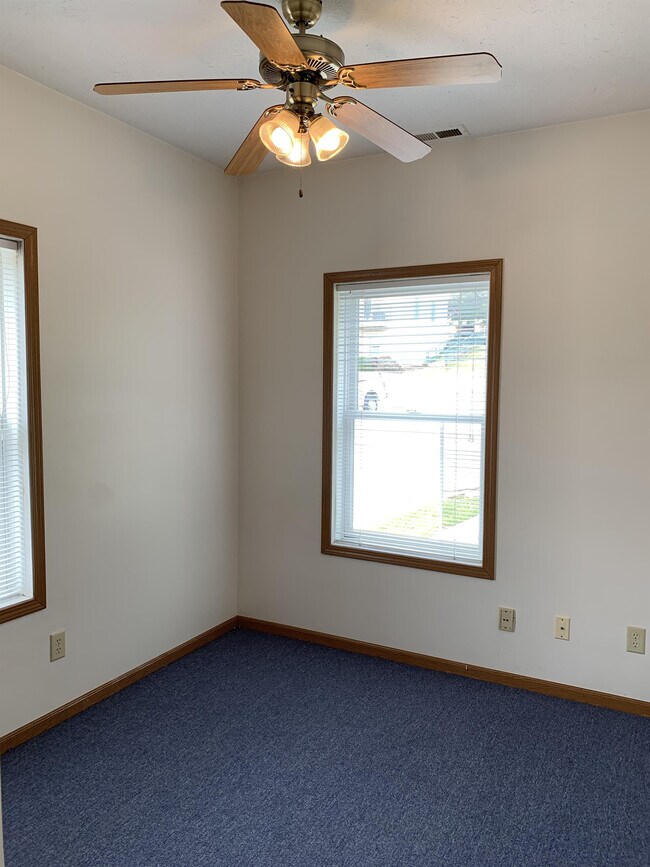 Building Photo - 135 S River Rd