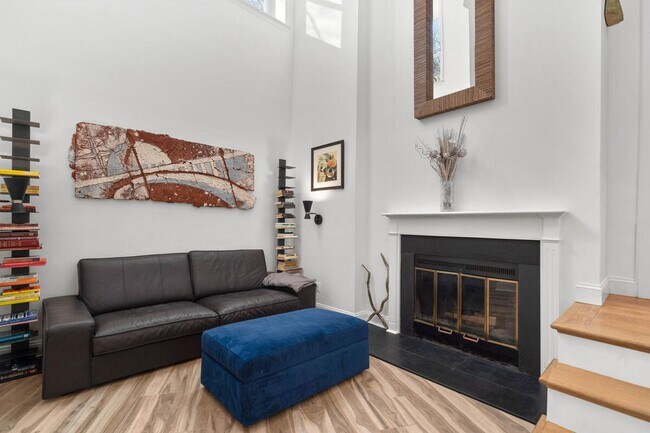 Building Photo - Two Level Two Bedroom in Hill East
