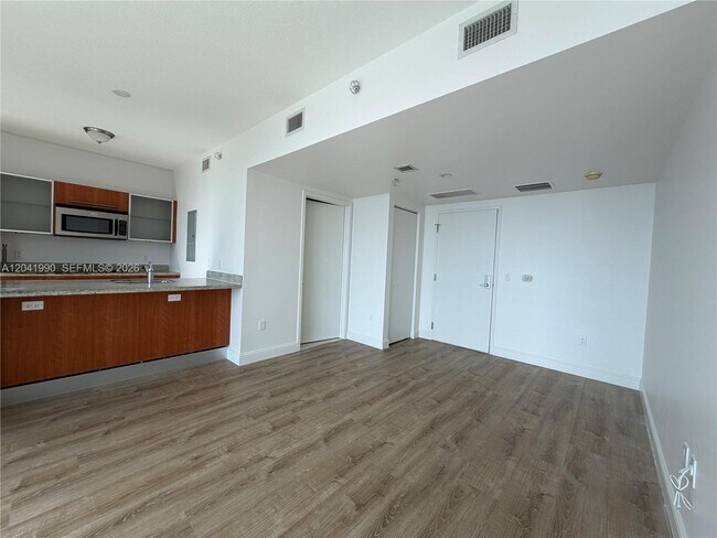 Foto del edificio - 185 SW 7th St