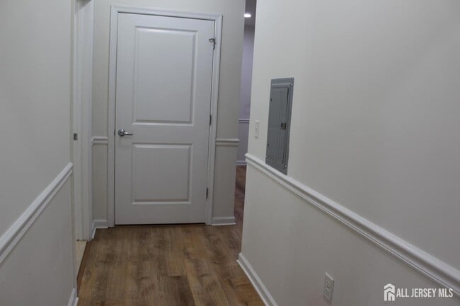 Building Photo - 613 Doral Ct