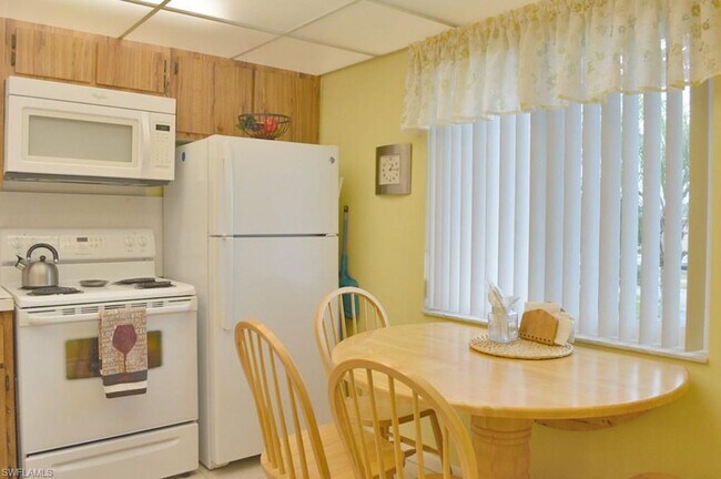 Foto del edificio - Available for Summer 2022 - Clean and Spacious Condo in Naples Sunrise -- $1,250/month