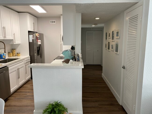 Building Photo - 13718 SW 90th Ave