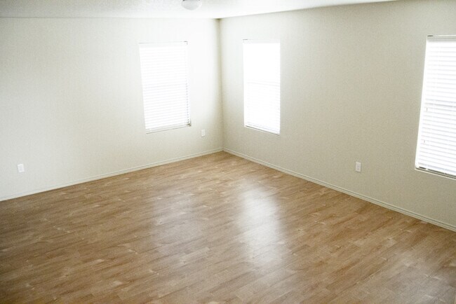 Building Photo - Loma Bella - 2710 Majestic Dr, San Antonio...