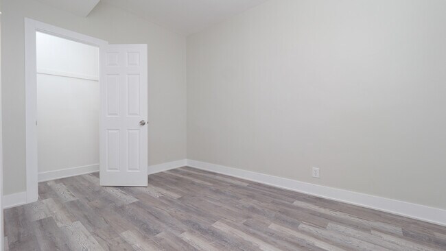 Building Photo - 1843 W 54th St