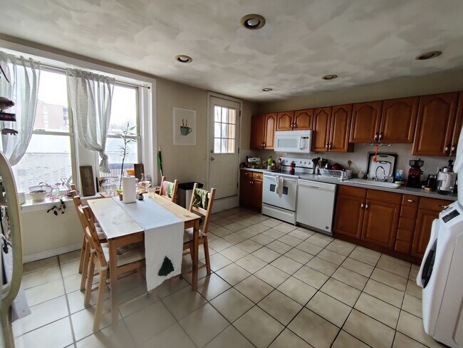 Building Photo - Central AC, Parking for Rent, Laundry on a...