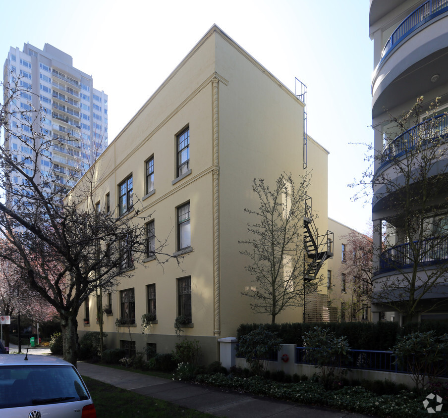 Building Photo - Kenmore Apartments