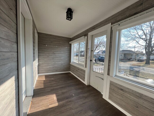 Building Photo - Updated 2 bedroom house $850