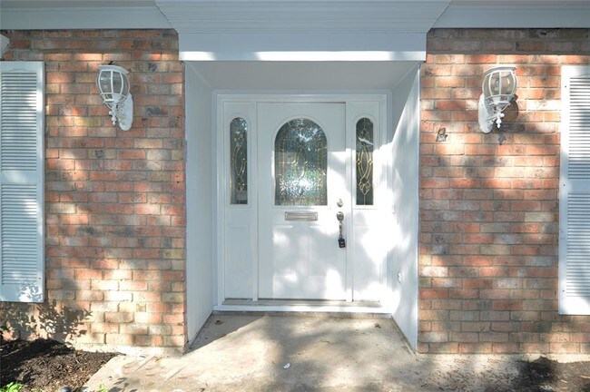 Building Photo - 15427 Baybrook Dr