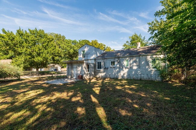 Building Photo - 703 S Dellrose St