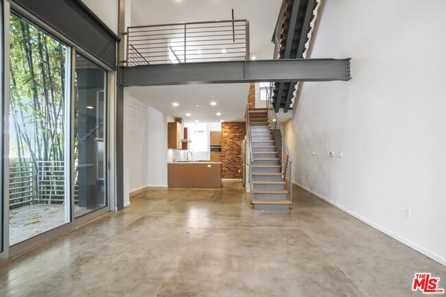 Building Photo - 1220 N Orange Grove Ave