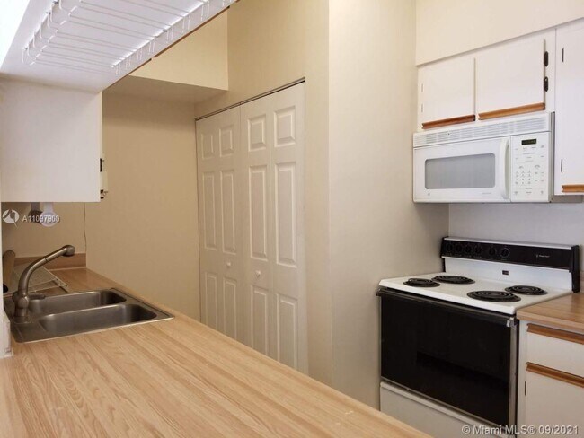 Foto del edificio - 18352 NW 68th Ave