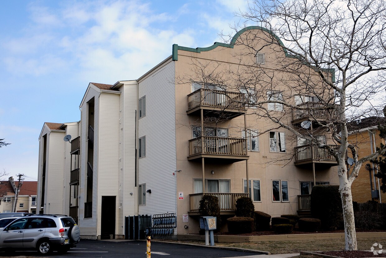 Primary Photo - 309 Sunset Ave