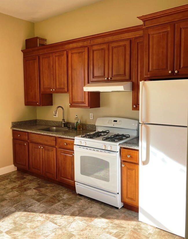 full kitchen / gas range - 1311 5th Ave