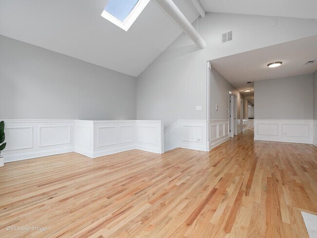 Foto del edificio - 1329 N Mohawk St