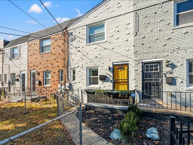 Building Photo - Distinctive Two Bedroom Beauty in Deanwood