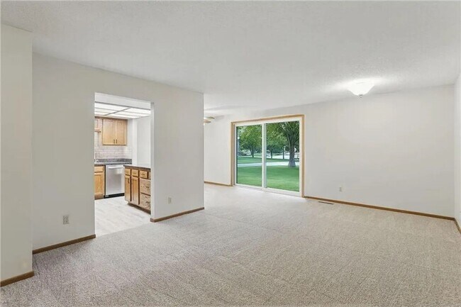 Foto del edificio - Spacious 2 Bedroom Townhome in Maple Grove!