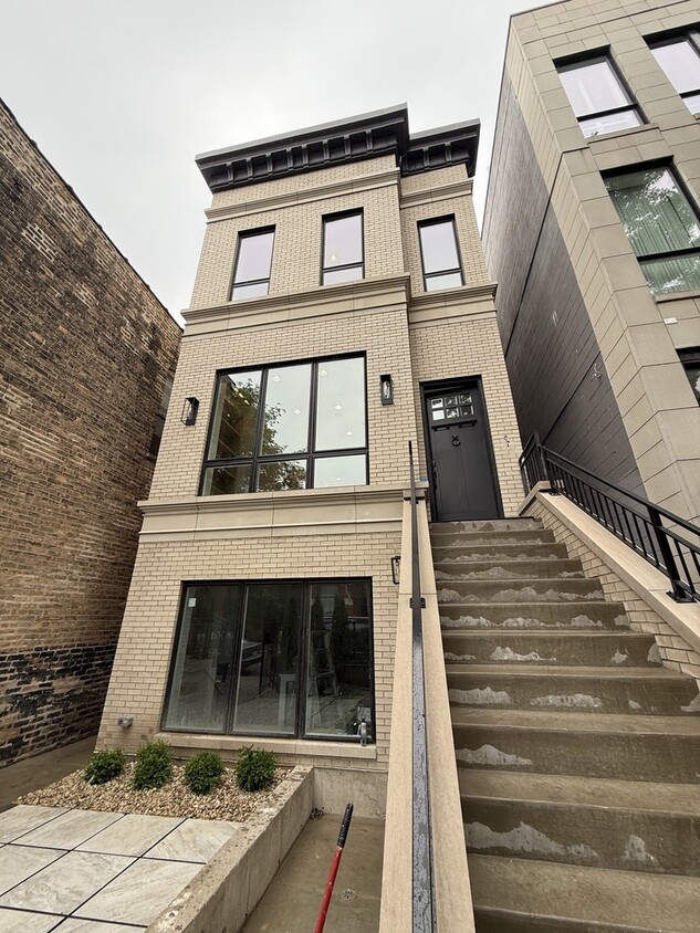Primary Photo - 2021 W Erie St