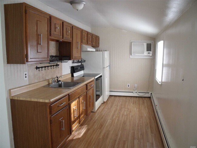 Building Photo - 11 Guilford Park Dr