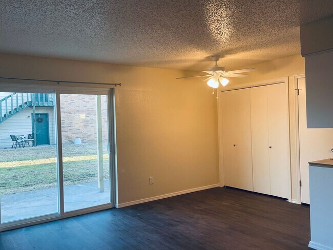 Foto del edificio - 1407 Glen Oaks Ct