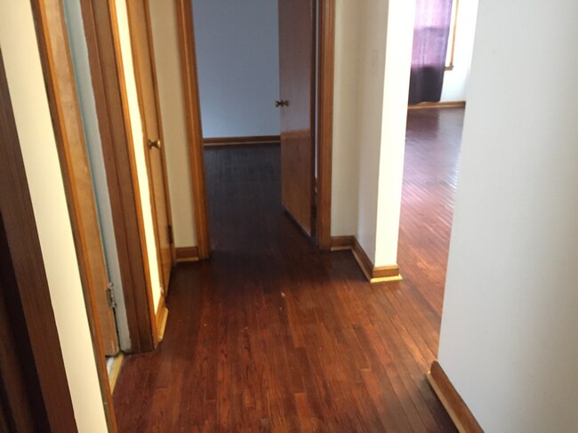 pasillo al dormitorio 1 - 713 Brady Ave