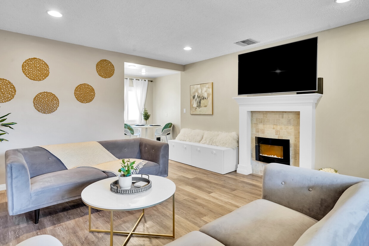 Living room w TV - 721 Larch St