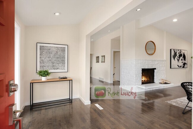 Foto del edificio - VIEWS, VIEWS, VIEWS!! Stunning & LARGE 4-B...