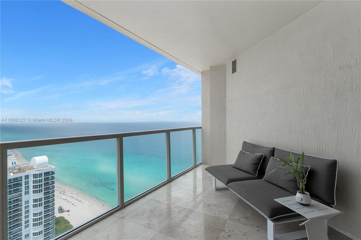 Foto principal - 16699 Collins Ave