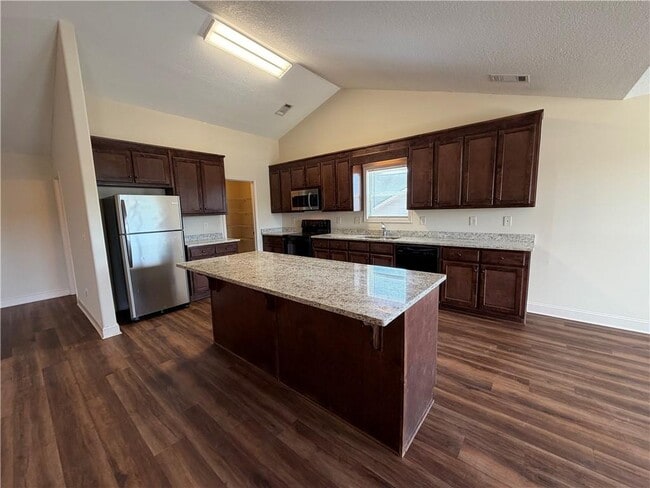 Building Photo - 2125 Savannah Dr
