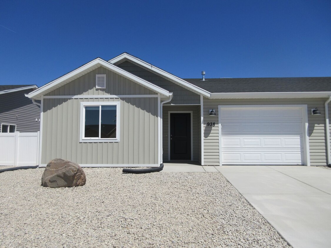 Foto principal - 3 bedroom- 2 bath Newer Construction