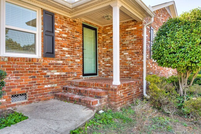 Building Photo - Southern Charm Brick Ranch Home