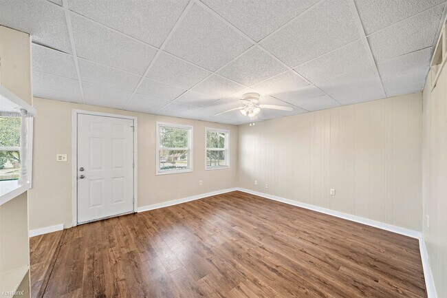 Foto del edificio - 1 br, 1 bath Triplex - 8431 Gulick Lane C