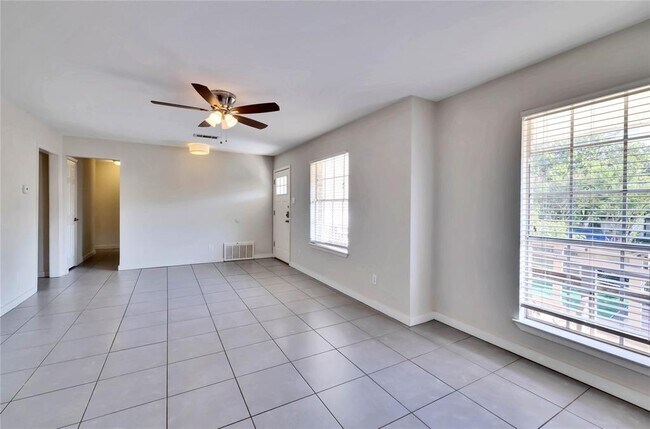 Foto del edificio - 2406 Sheri Oak Ln