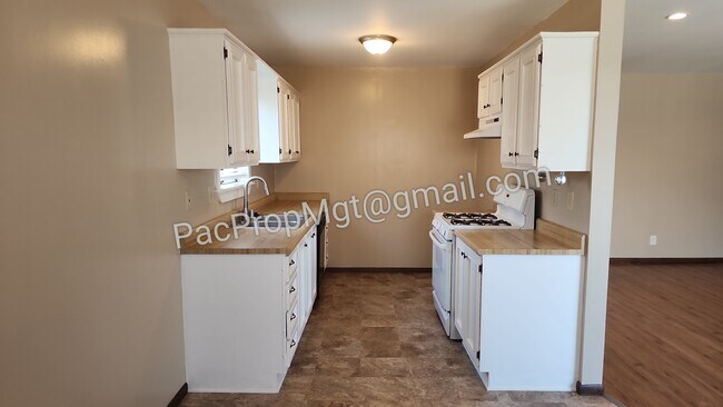 Kitchen - 717 Amapola Ave. B