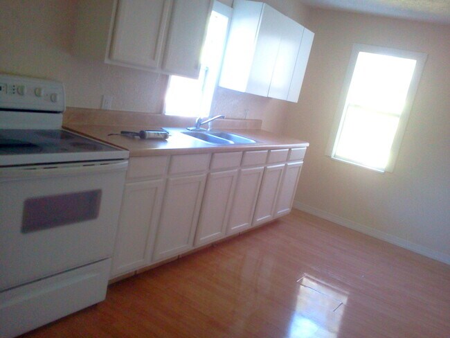 Building Photo - SPACIOUS 3BR/2BA Home with Laminate Wood F...